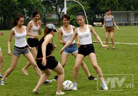 Chương trình “Nóng cùng EURO” của VTV đã tuyển chọn được 16 cô gái đại diện cho 16 quốc gia tham dự EURO 2012.